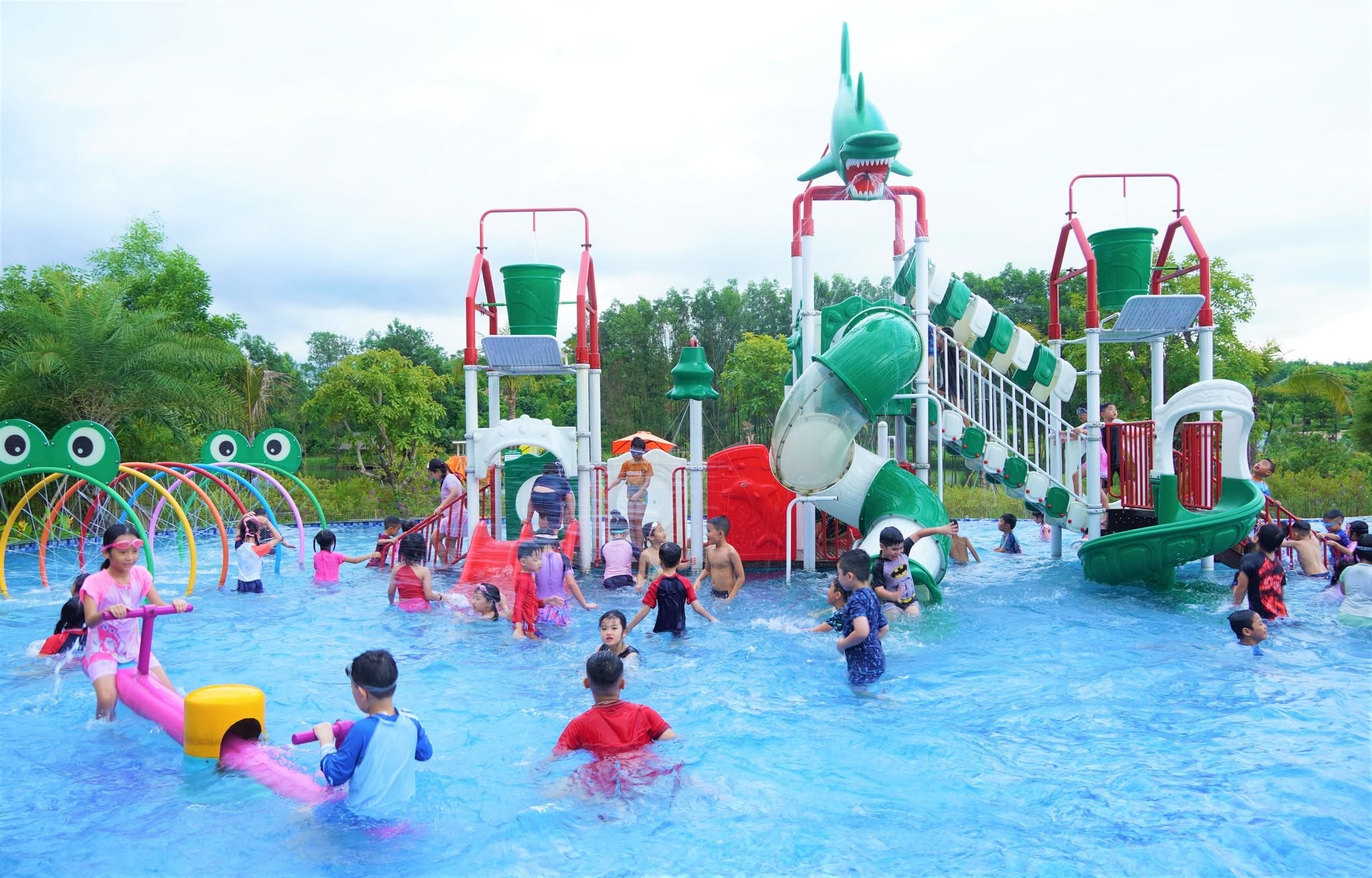 Bể bơi Pool Party Trung Vương Garden