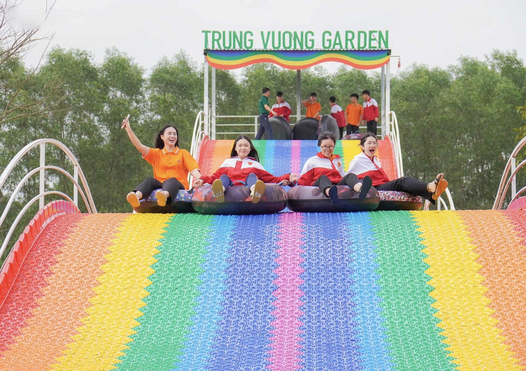 Trượt phao cầu vồng Trung Vương Garden